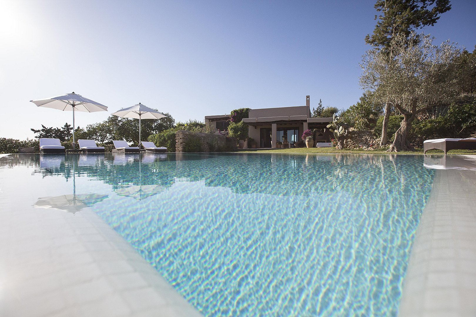 The time has come for your next vacation in San José – rent a villa from our portfolio