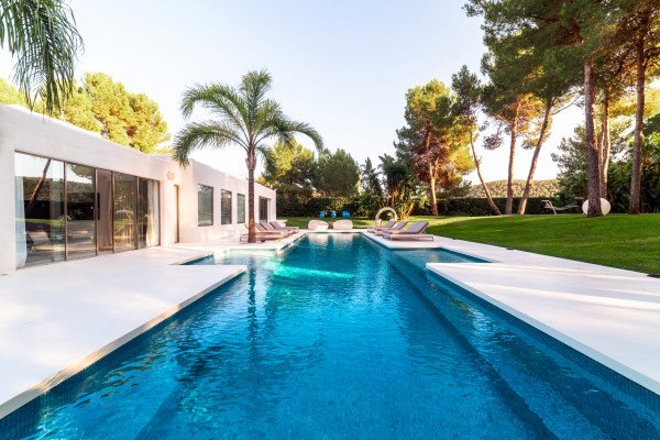 A contemporary elegant villa, in very convenient location