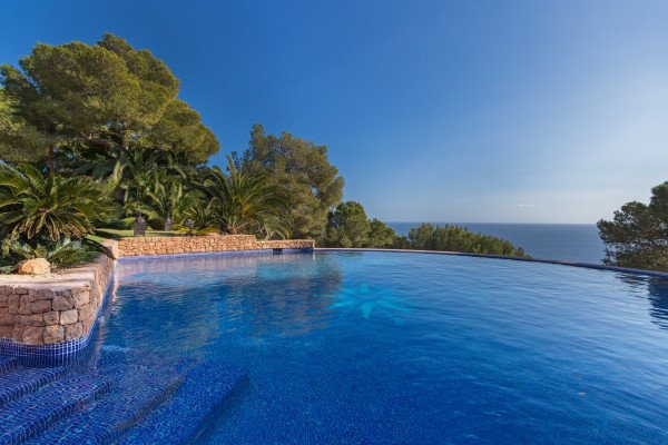 Luxury and privacy in Roca Llisa