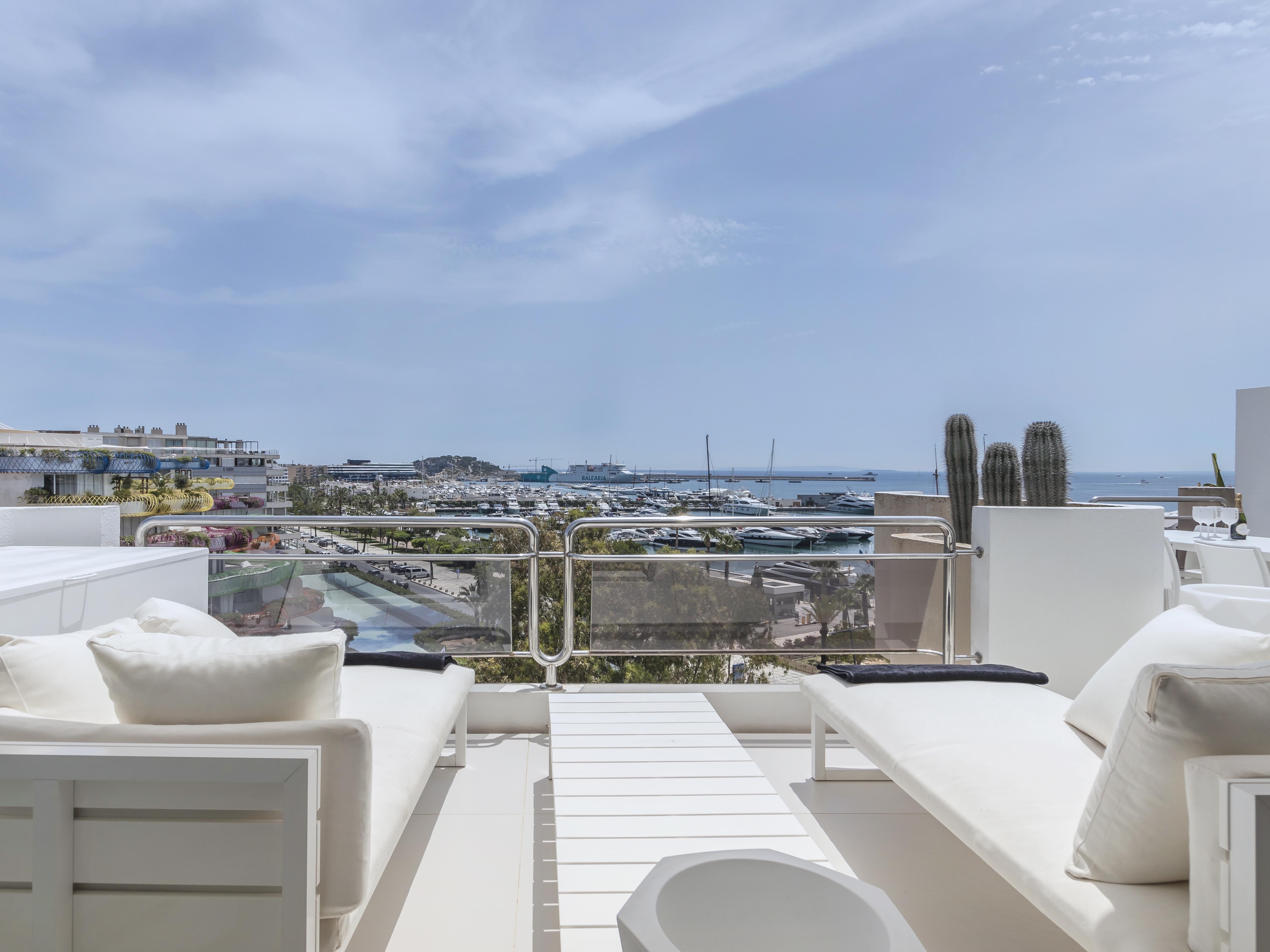 Exclusive and luxuriously renovated penthouse