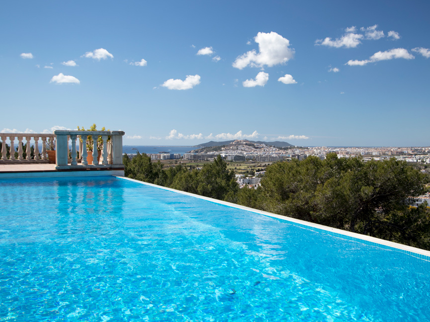 Mediterranean villa in exclusive urbanization
