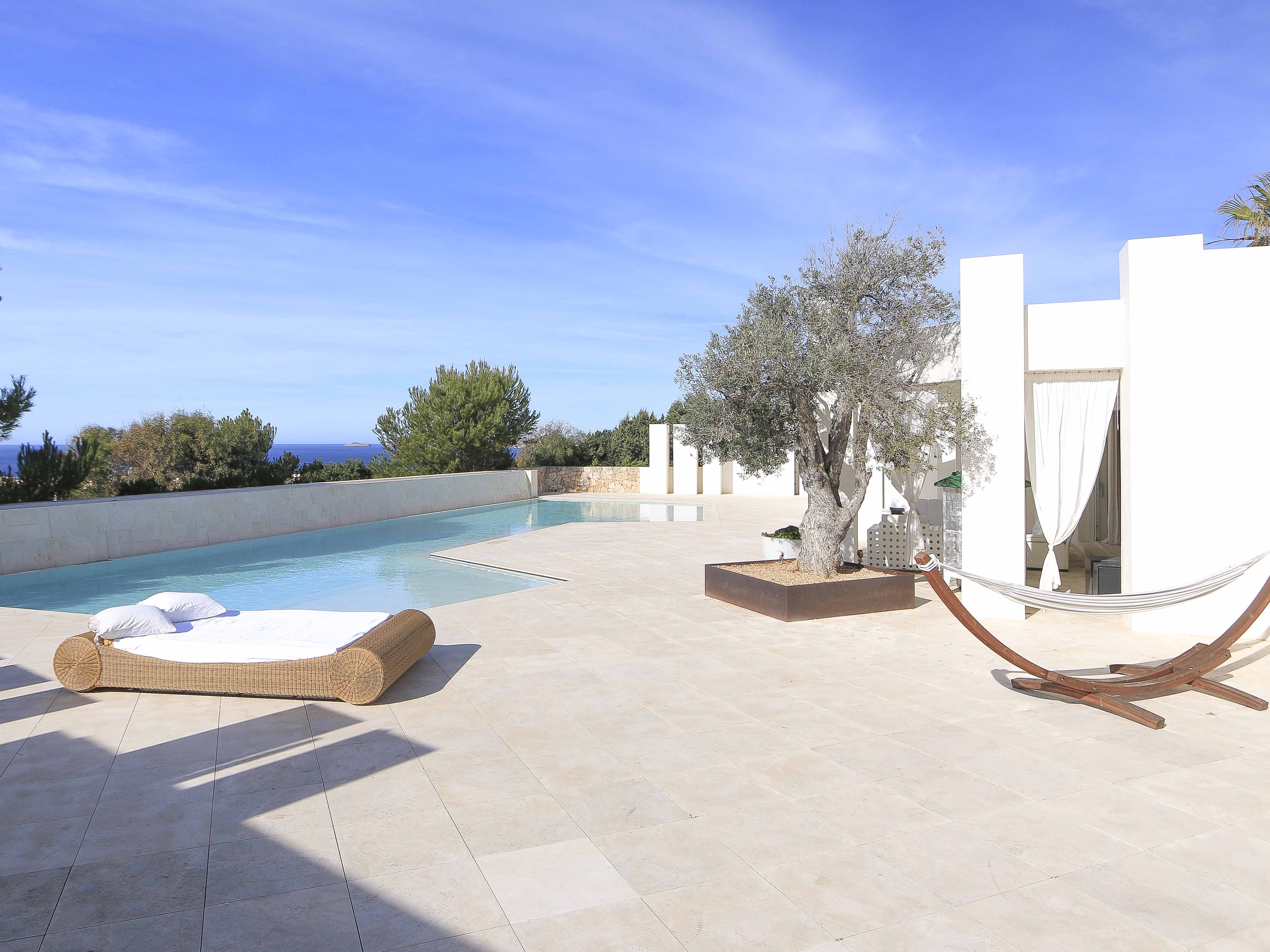 Villa with sunset views and access to the sea