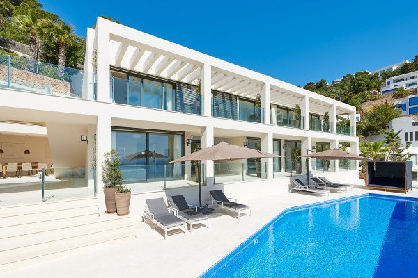 Fantastic minimalist villa in exclusive neigbourhood