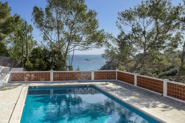 Romantic first sealine villa with beach access