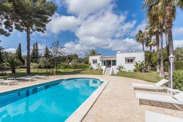 Refurbished country house close to the beach