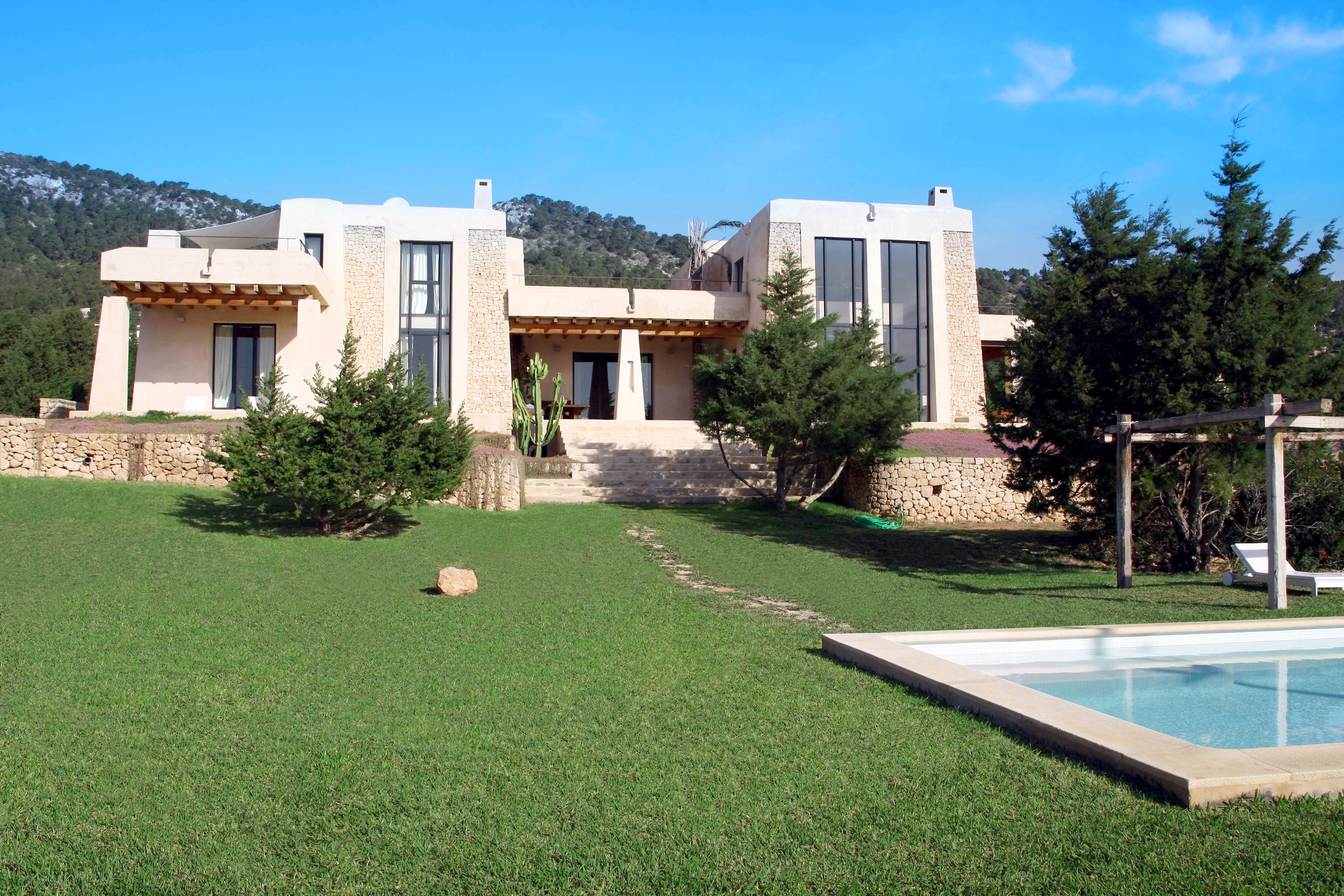 San José: Noble real estate for rent in the sought after south of Ibiza