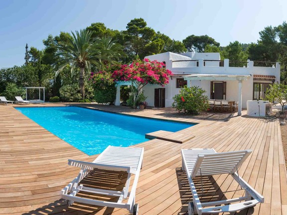 ¿Le gustaría pasar un invierno mágico en Ibiza? ¡Tenemos la villa apropiada para alquilar!