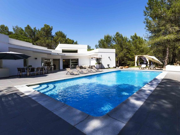 Genießen Sie eine unvergessliche Zeit in einer Villa zur Langzeitmiete im charmanten Santa Gertrudis auf Ibiza