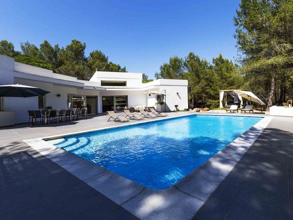 Disfrute de una estancia inolvidable en una villa de alquiler a largo plazo en la encantadora Santa Gertrudis, en Ibiza