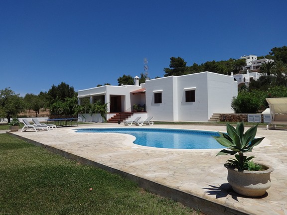 The long term rental of a villa in the area of ​​San Antonio is worth it!