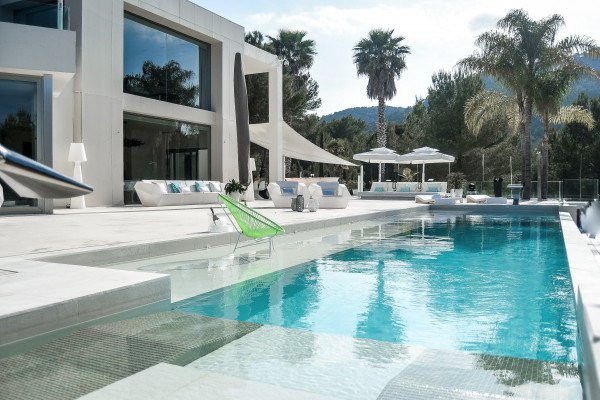 Modern luxury villa with sea views 