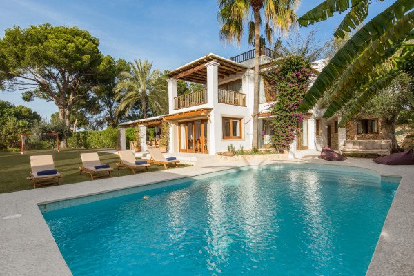 Luxurious family villa in privileged location