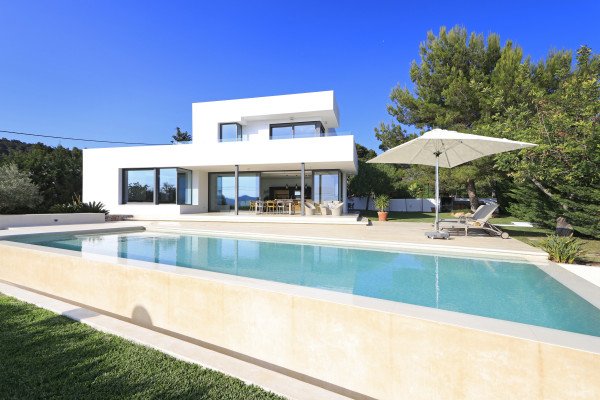 Modernes Familienhaus in Ibizas privilegierter Nachbarschaft