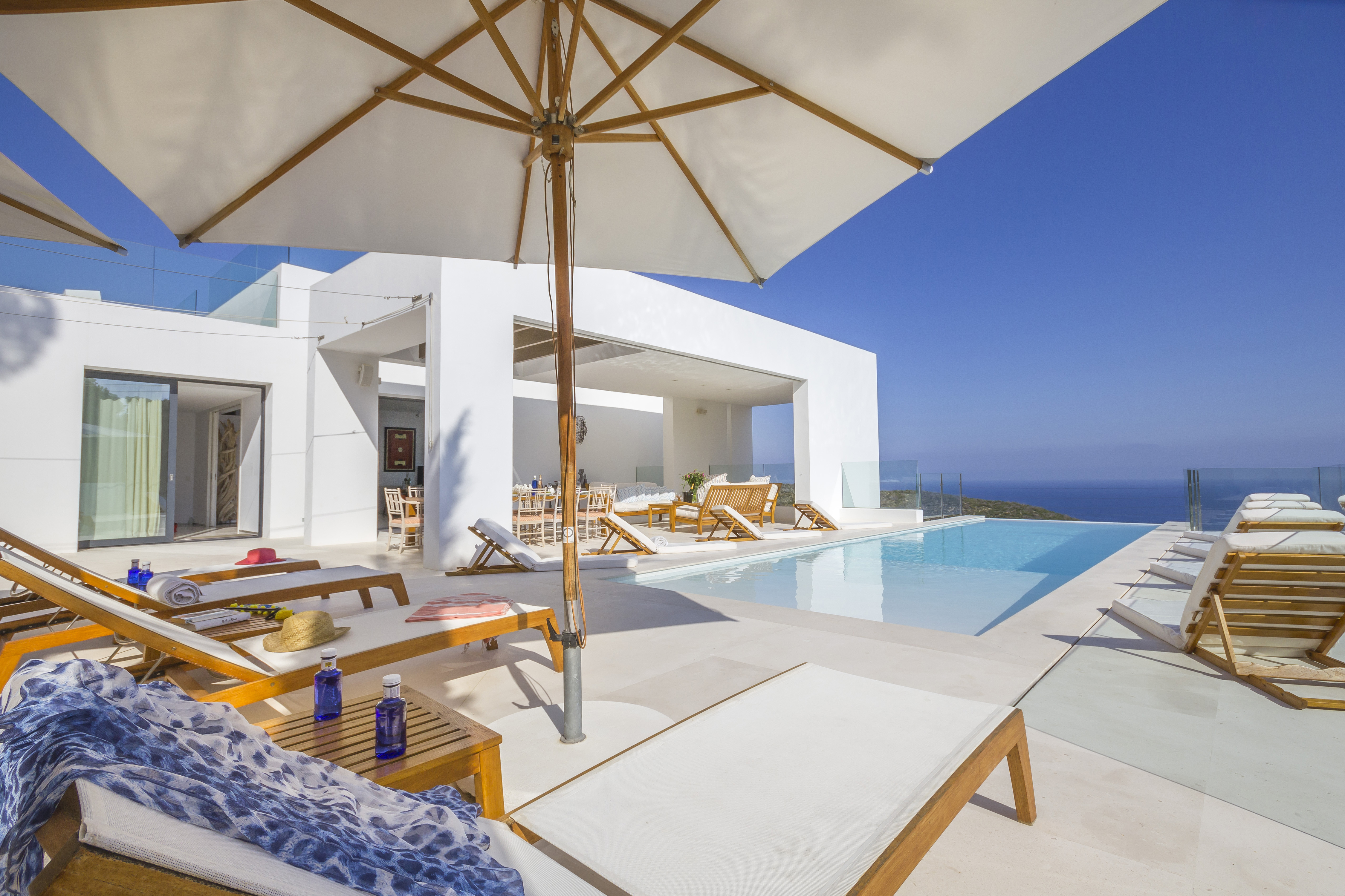 Extraordinary luxury villa with stunning sea views