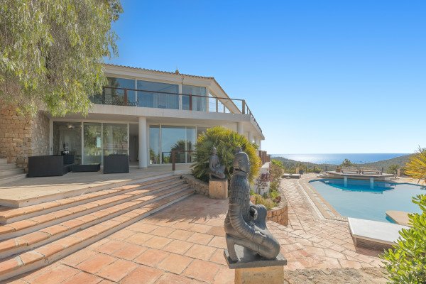 A beautifull mansion in a very desirable area, with a view of the sea and the old town of Ibiza