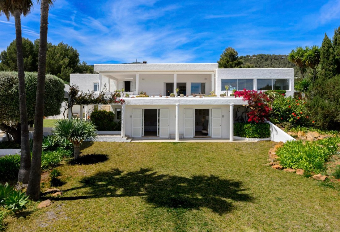 Beautiful family villa in an extremely sought-after location, with large outdoor spaces and sea views  - 73