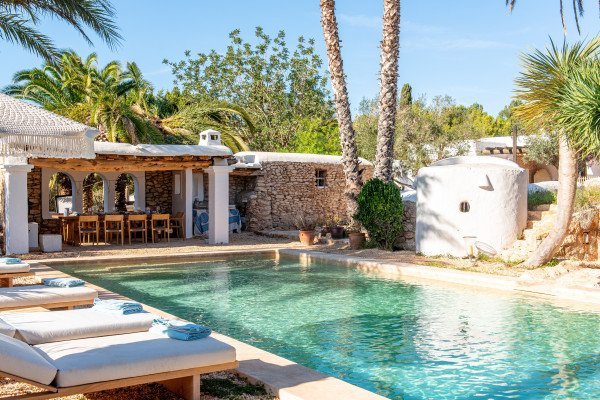 Ein bezauberndes, authentisches Landhaus, das zwischen Santa Gertrudis und Ibiza auf dem Land liegt