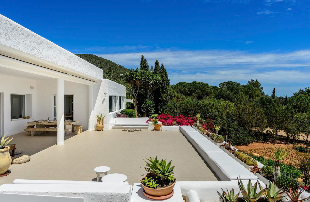 Beautiful family villa in an extremely sought-after location, with large outdoor spaces and sea views  - 46