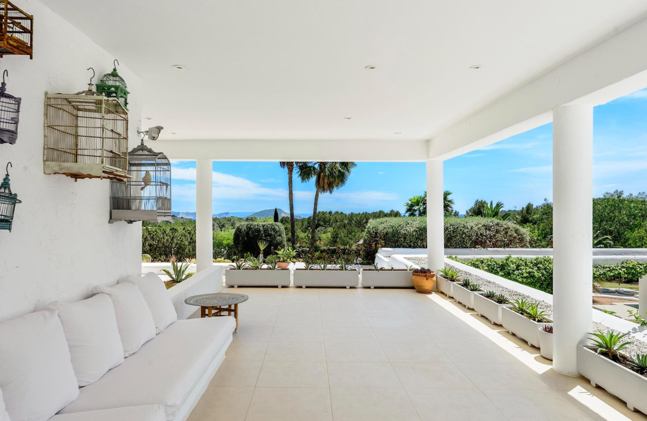 Beautiful family villa in an extremely sought-after location, with large outdoor spaces and sea views  - 47