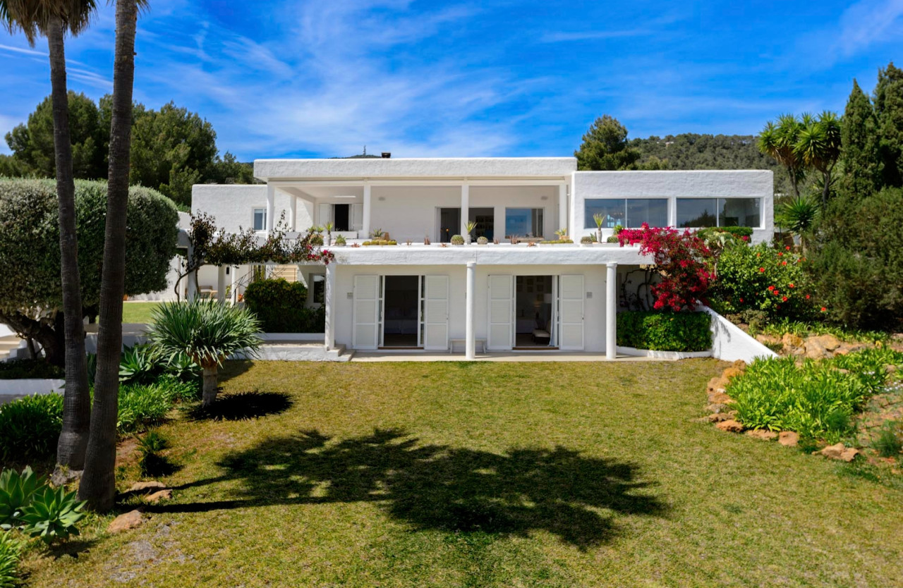 Beautiful family villa in an extremely sought-after location, with large outdoor spaces and sea views  - 73