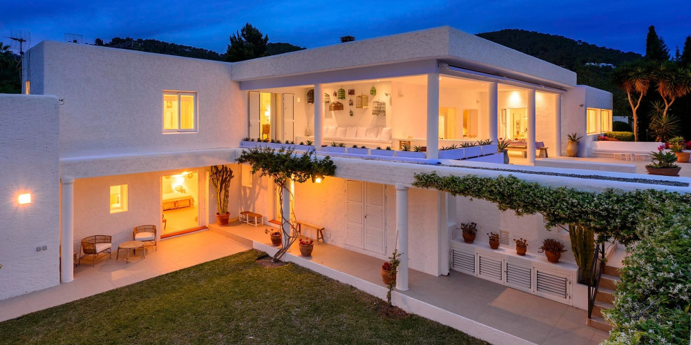 Wunderschöne Familienvilla in sehr begehrter Lage, mit großen Außenbereichen und Meerblick  - 4