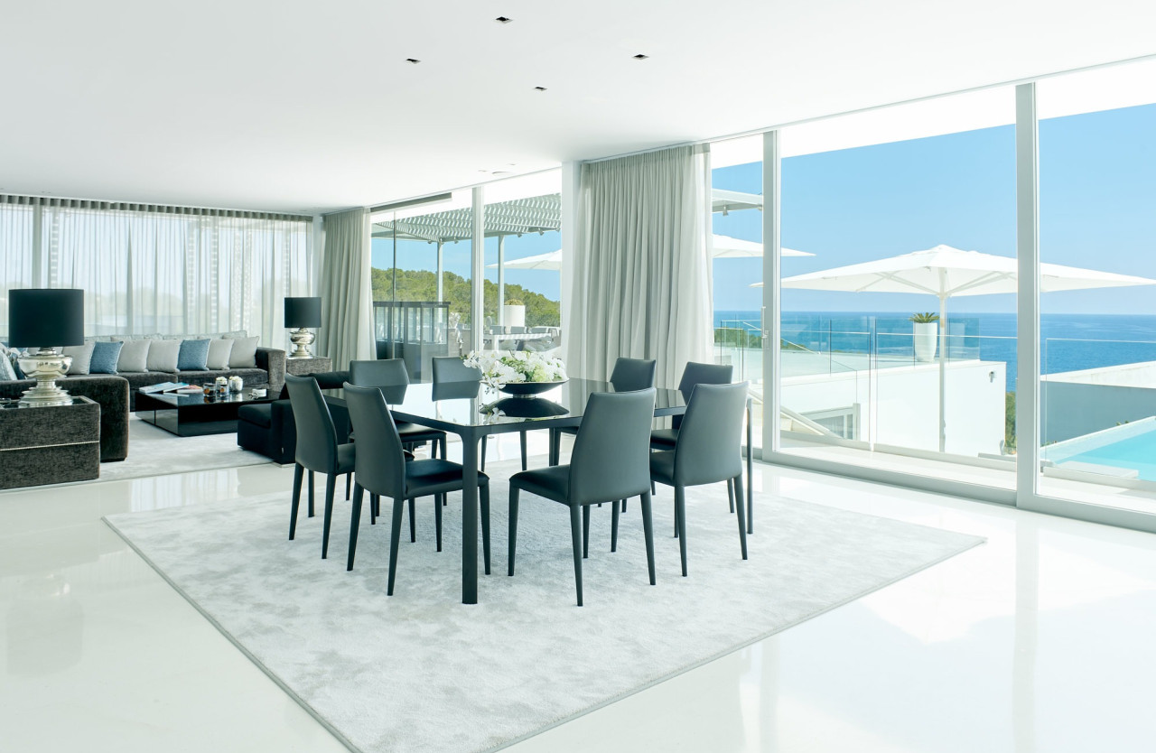 Pure luxury in first sea line with panoramic sea views in a very desirable location. - 3