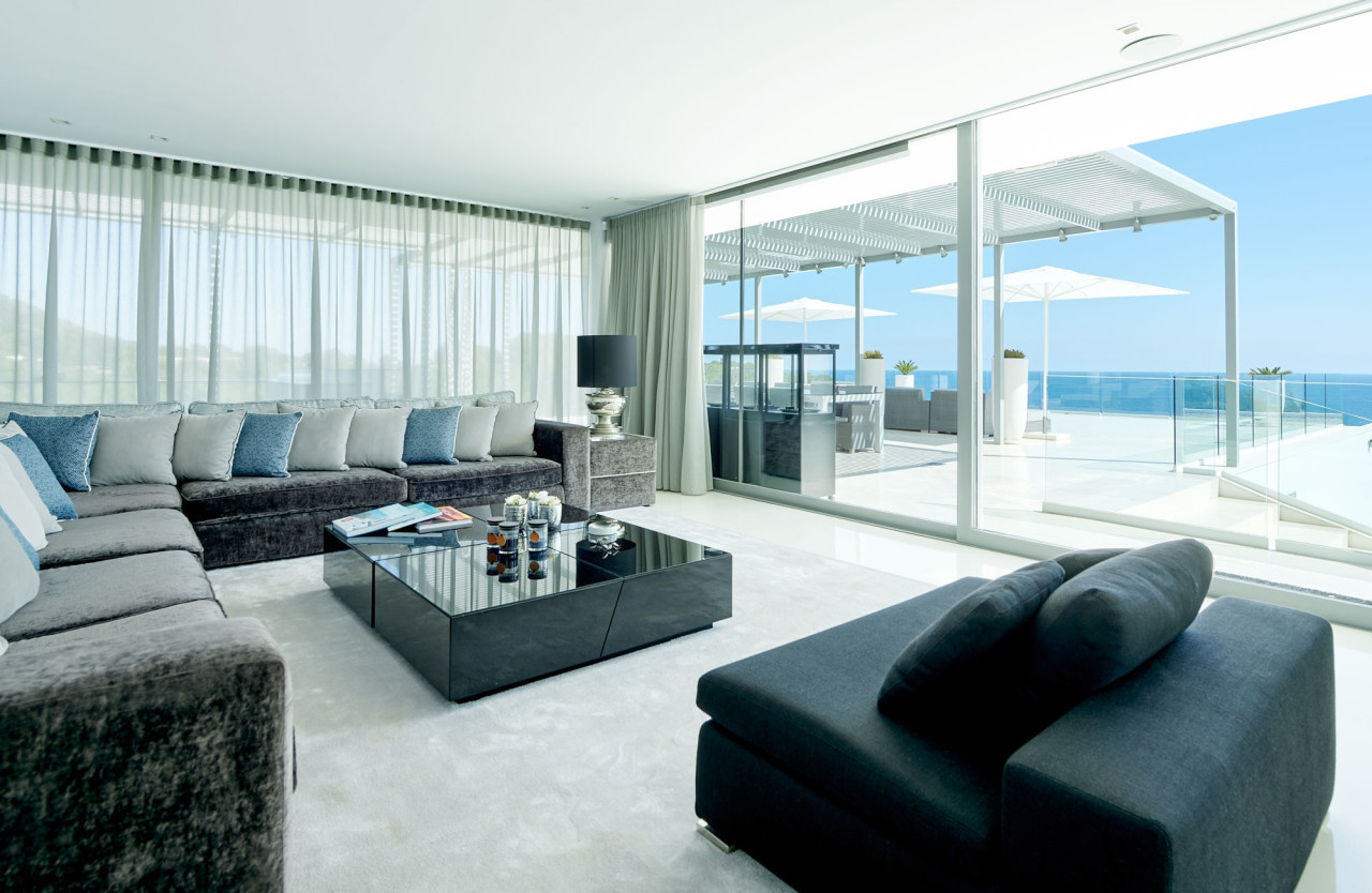 Pure luxury in first sea line with panoramic sea views in a very desirable location. - 14