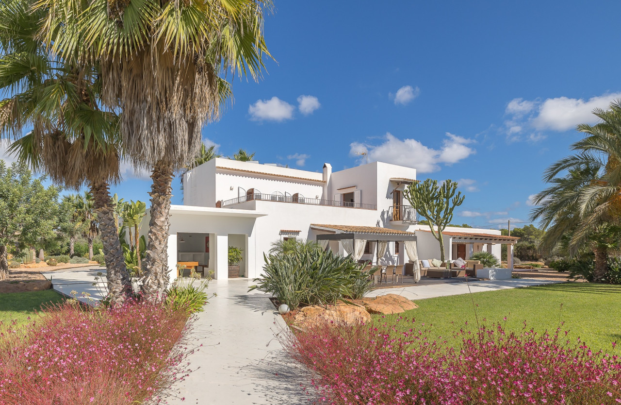 Traditional country Finca in a very convenient location a short distance from Santa Eulalia  - 2