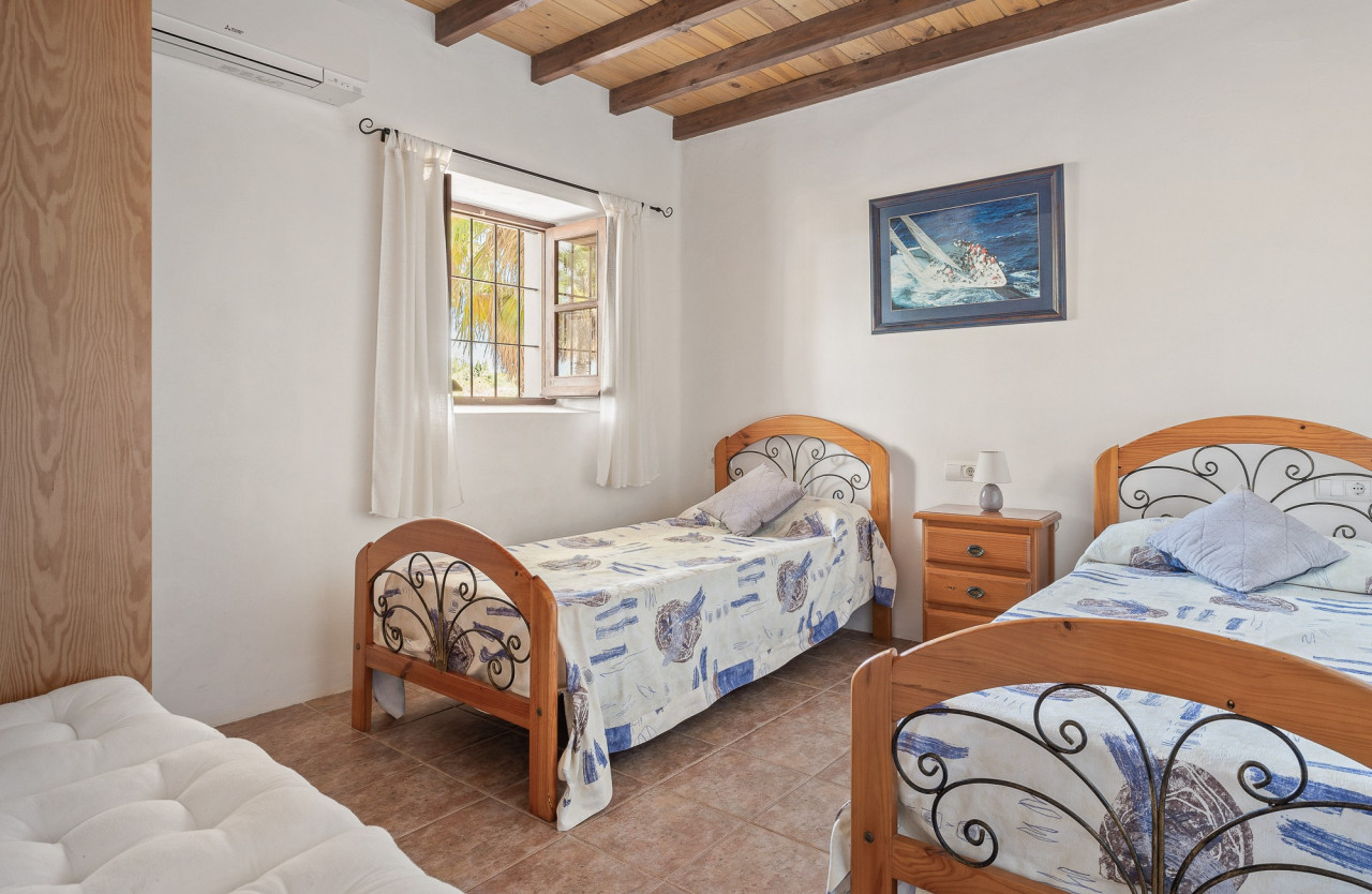 Traditional country Finca in a very convenient location a short distance from Santa Eulalia  - 35