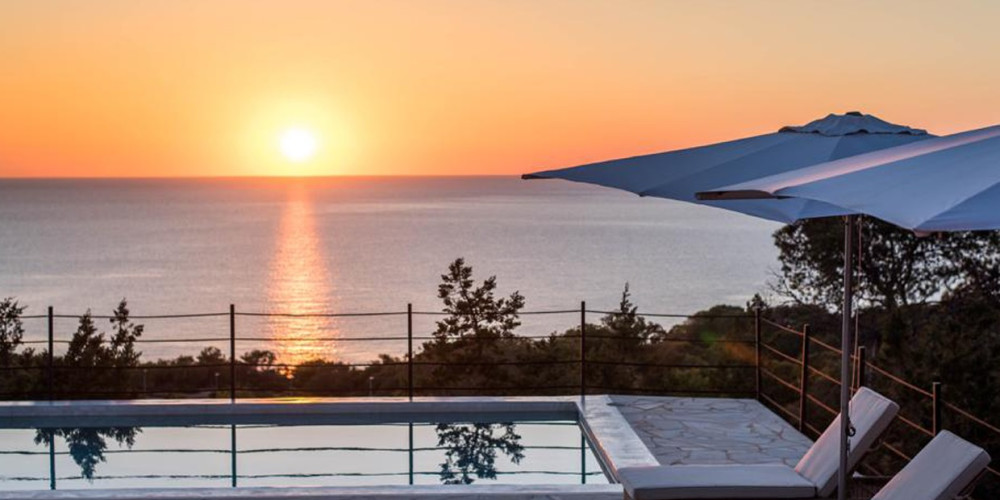 Villa renovada con estilo con impresionantes vistas al mar - 1