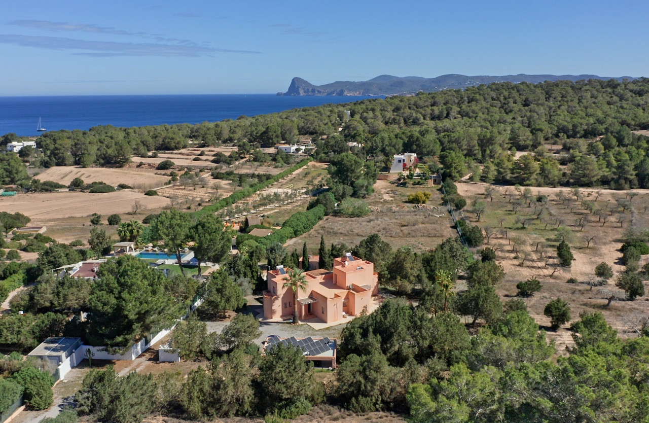 Finca with large plot of land next to the beach - 2