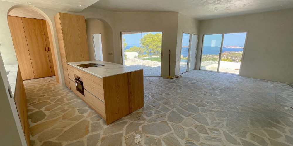 Villa renovada a estrenar con impresionantes vistas al mar - 4