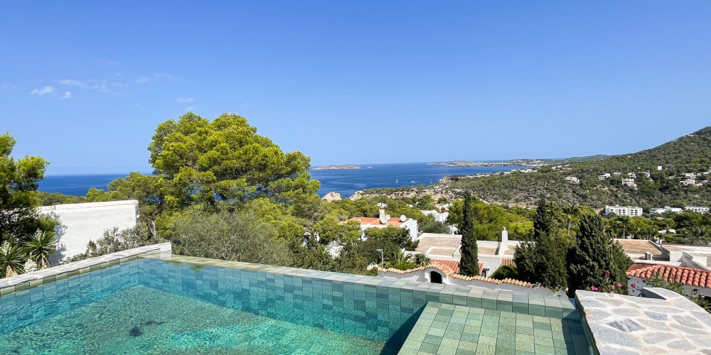 Villa renovada a estrenar con impresionantes vistas al mar - 1