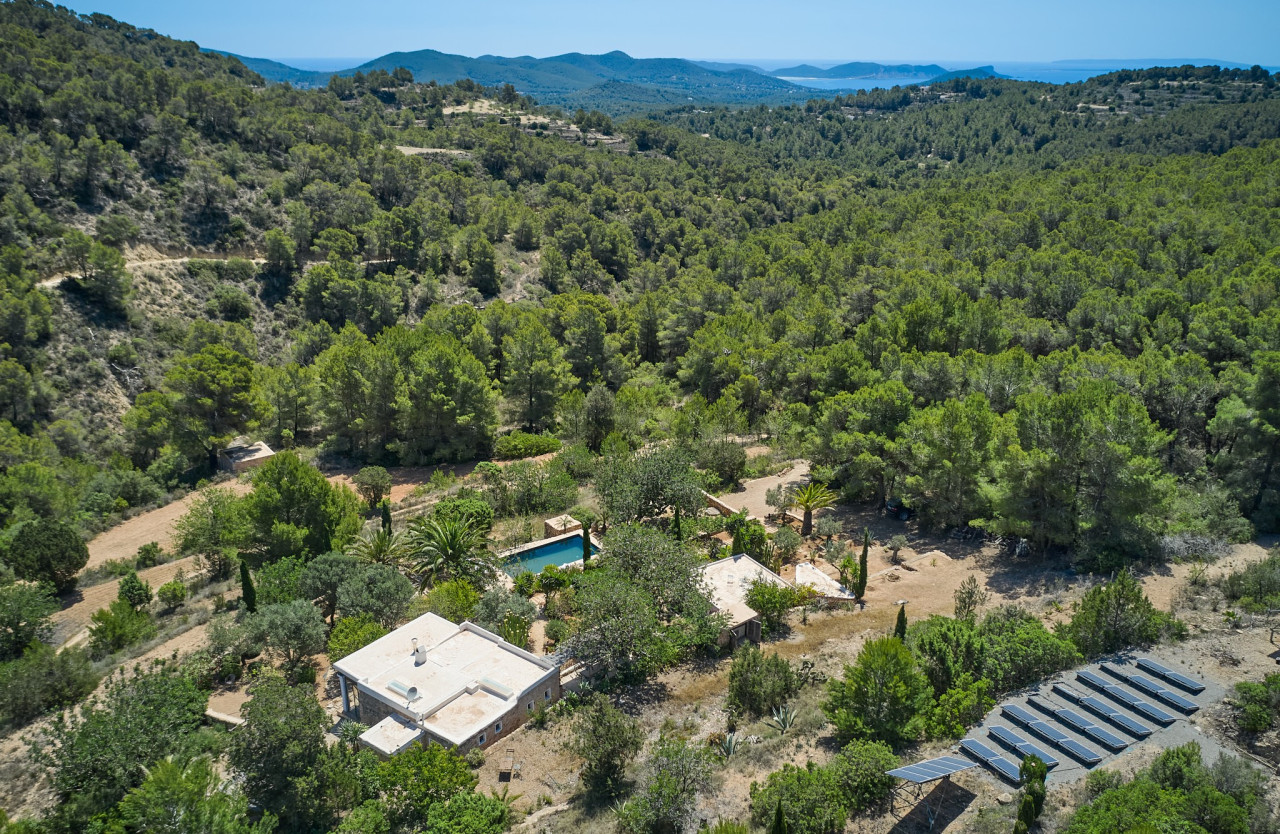 Finca romántica en la naturaleza con vistas panorámicas - 9