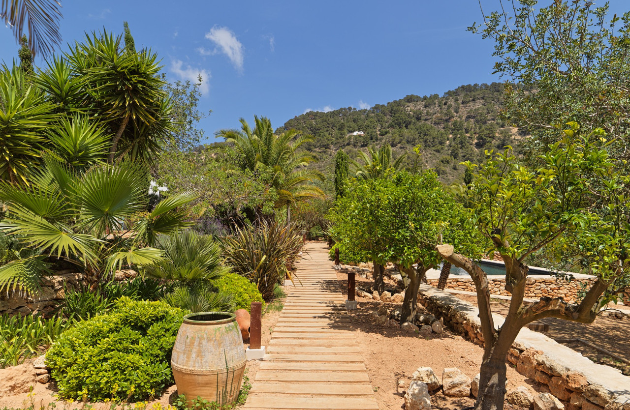 Finca romántica en la naturaleza con vistas panorámicas - 35