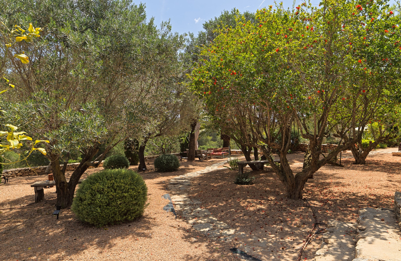 Finca romántica en la naturaleza con vistas panorámicas - 34