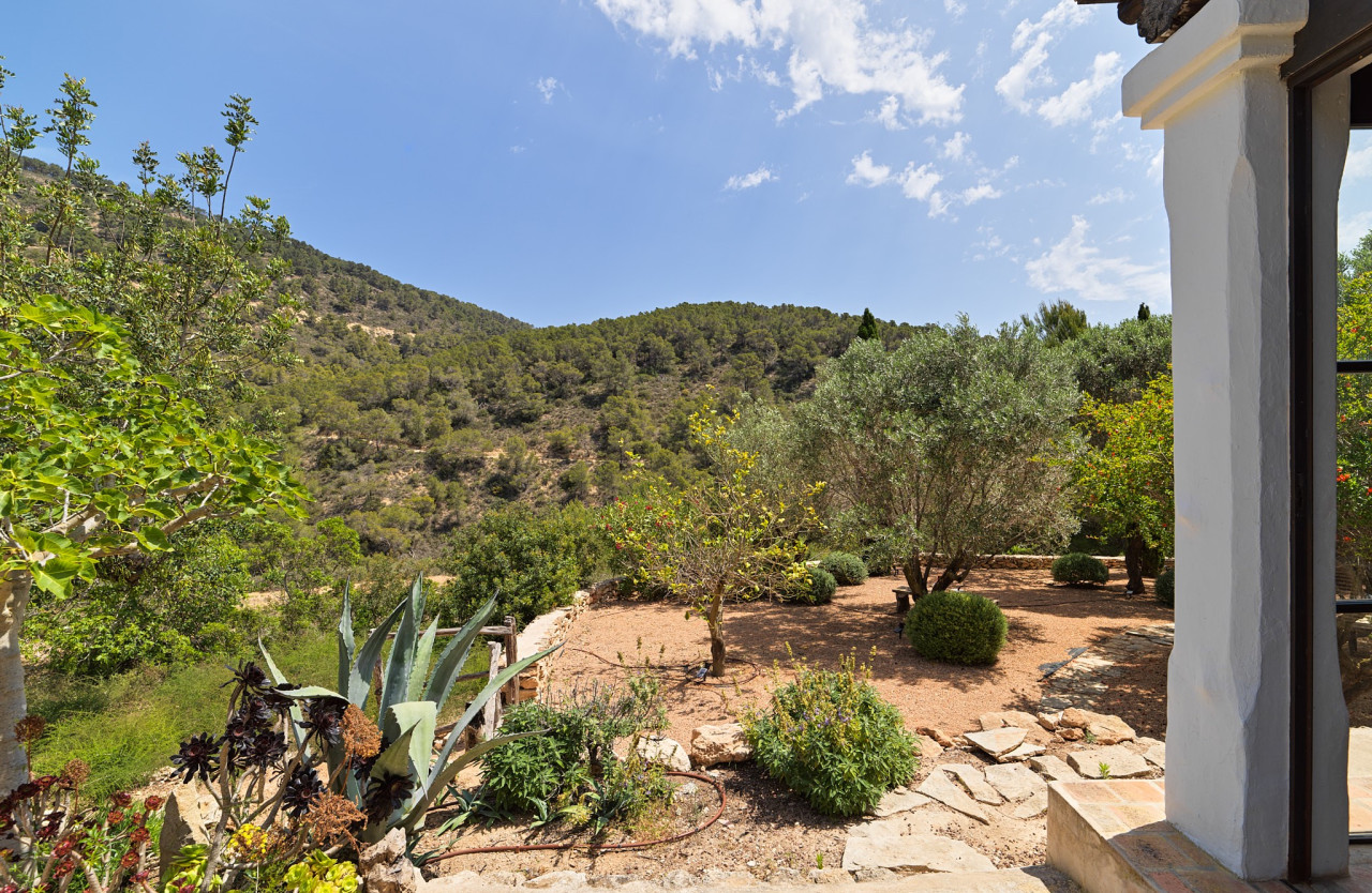 Finca romántica en la naturaleza con vistas panorámicas - 15