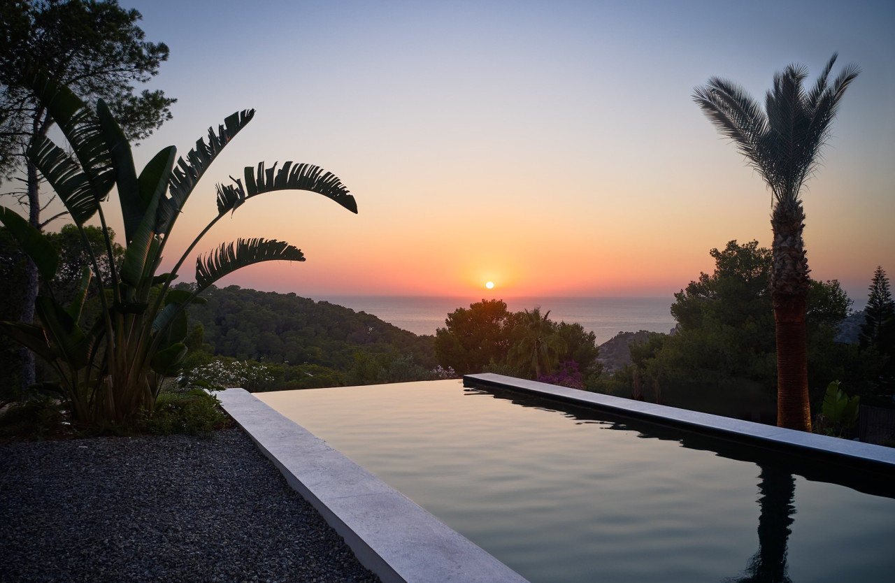 Nueva villa con piscina en cascada y vistas a la puesta de sol - 1