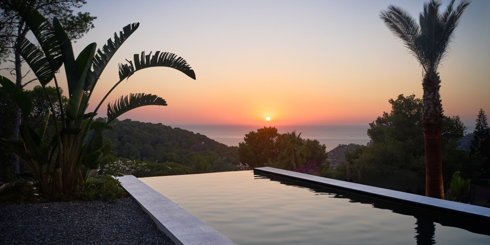 Neubauvilla mit Wasserfallpool und Sonnenuntergangsblick - 1