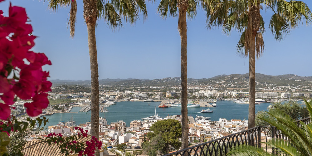 Exklusive Wohnung mit großer Terrasse in Dalt Vila - 1