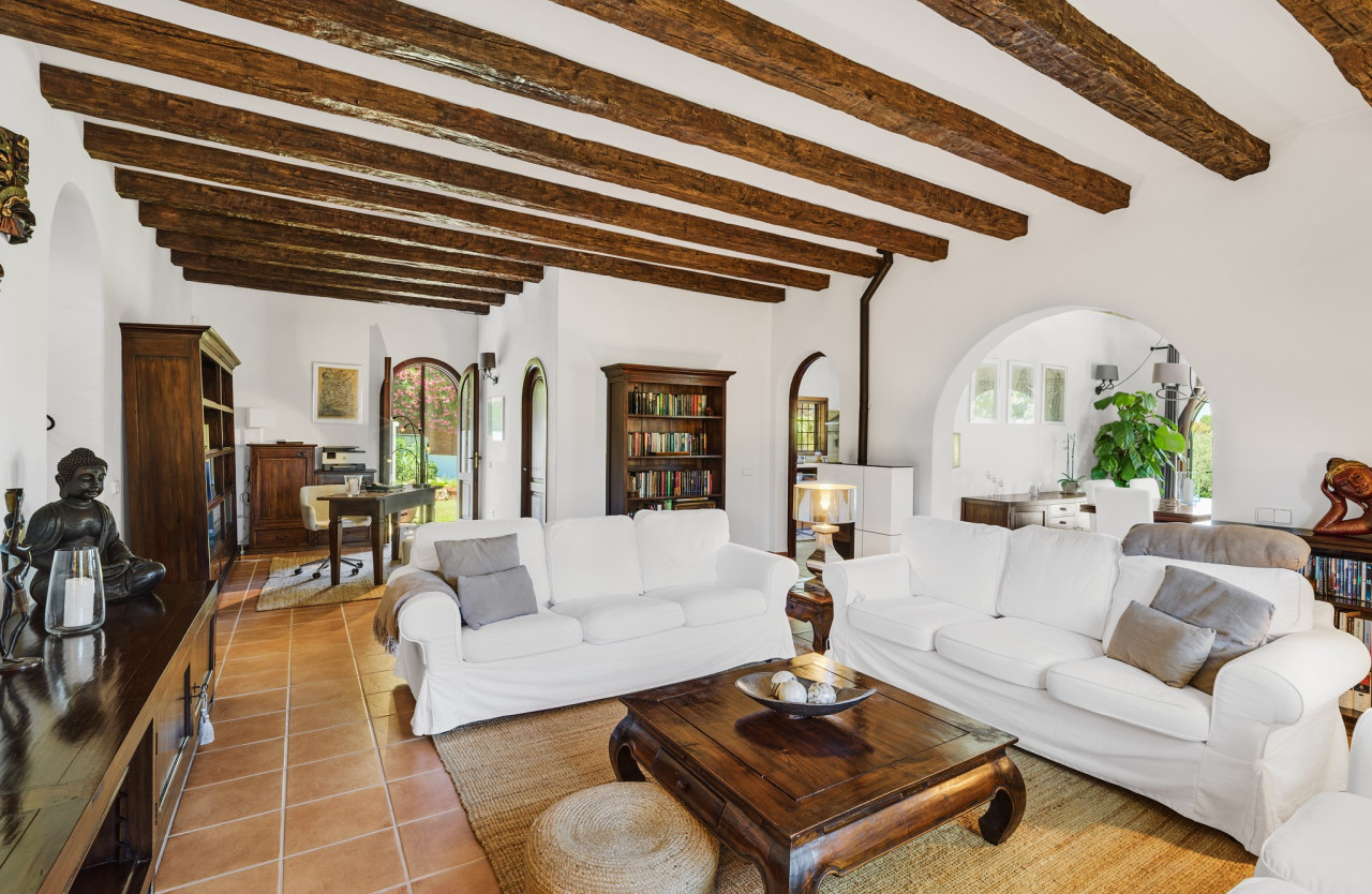 Perfectly maintained finca-style villa in central location - 9