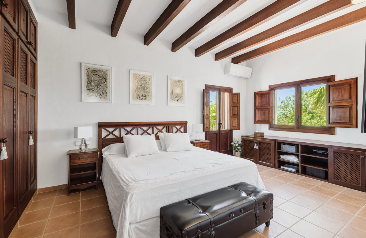 Perfectly maintained finca-style villa in central location - 6