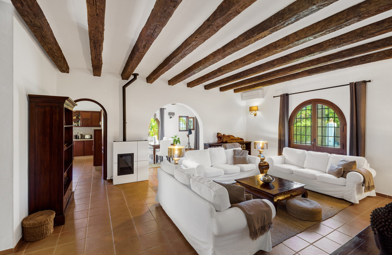 Perfectly maintained finca-style villa in central location - 10