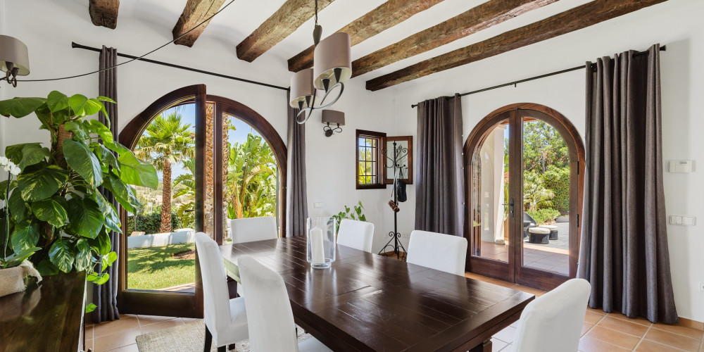 Perfectly maintained finca-style villa in central location - 4