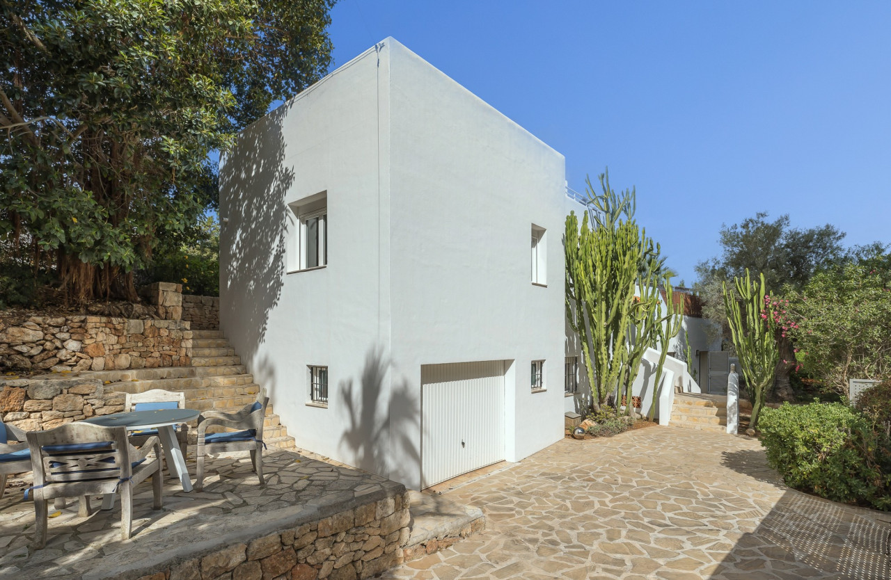 Villa with touristic rental licence and open views - 33