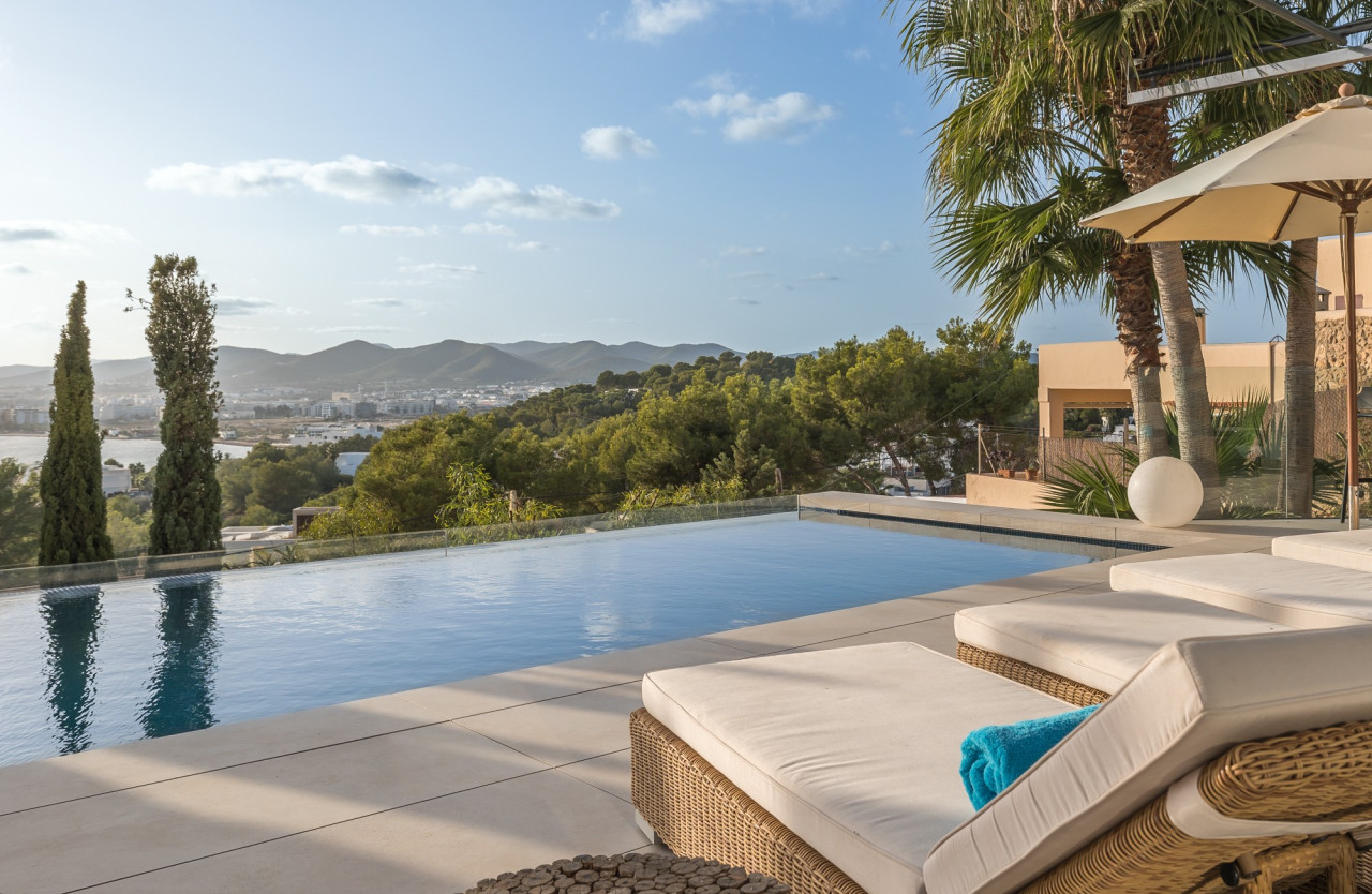 Villa im Industriestil in Cap Martinet mit Meerblick - 1