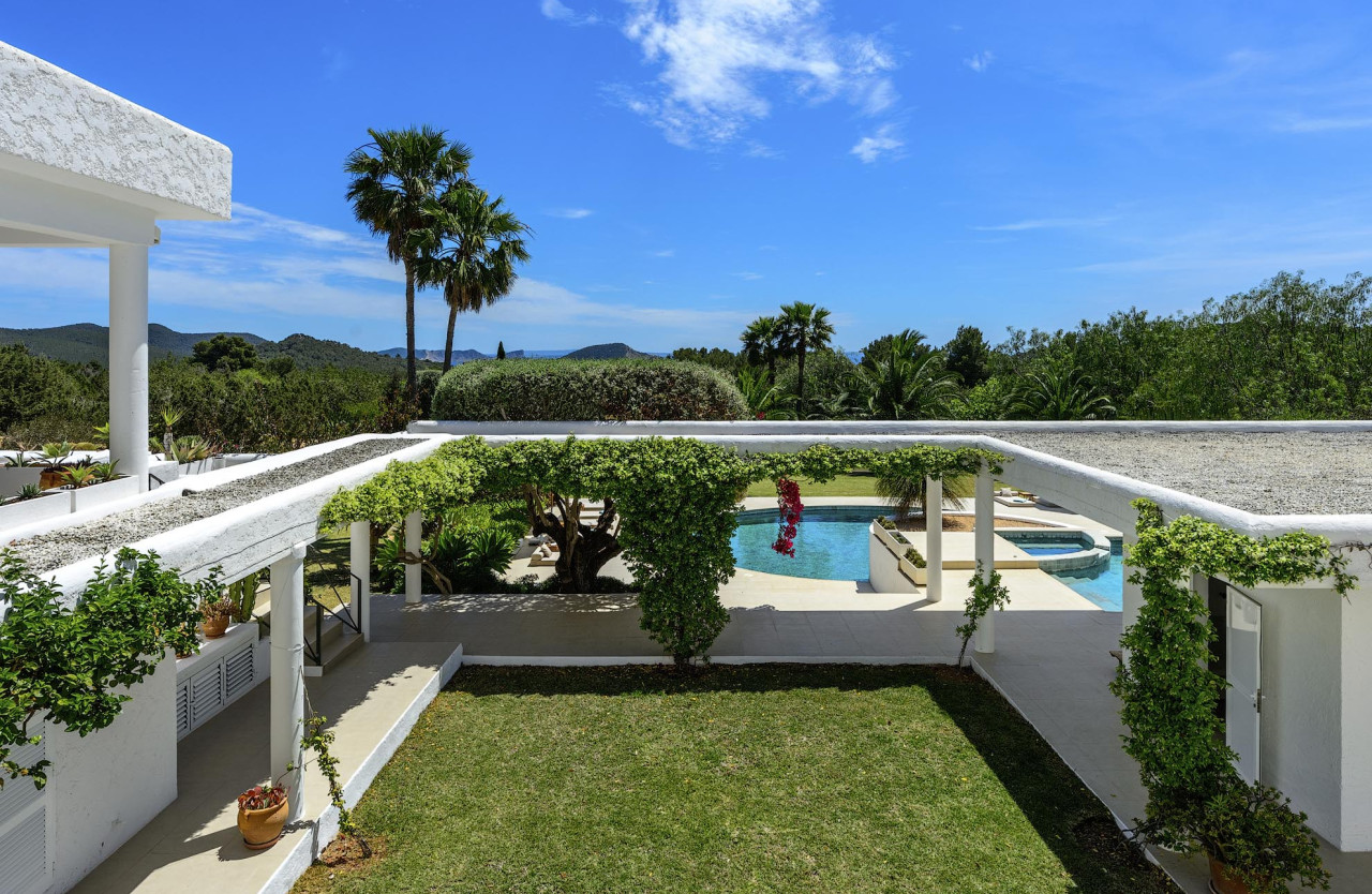 Elegant villa with beautiful garden, sea view and rental licence - 24