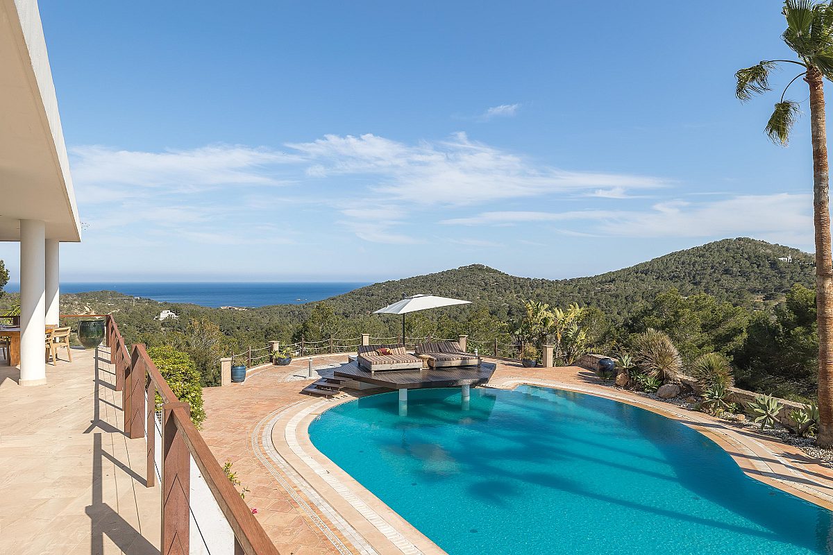 Una hermosa mansión en una zona muy deseable, con vistas al mar y al casco antiguo de Ibiza. - 1
