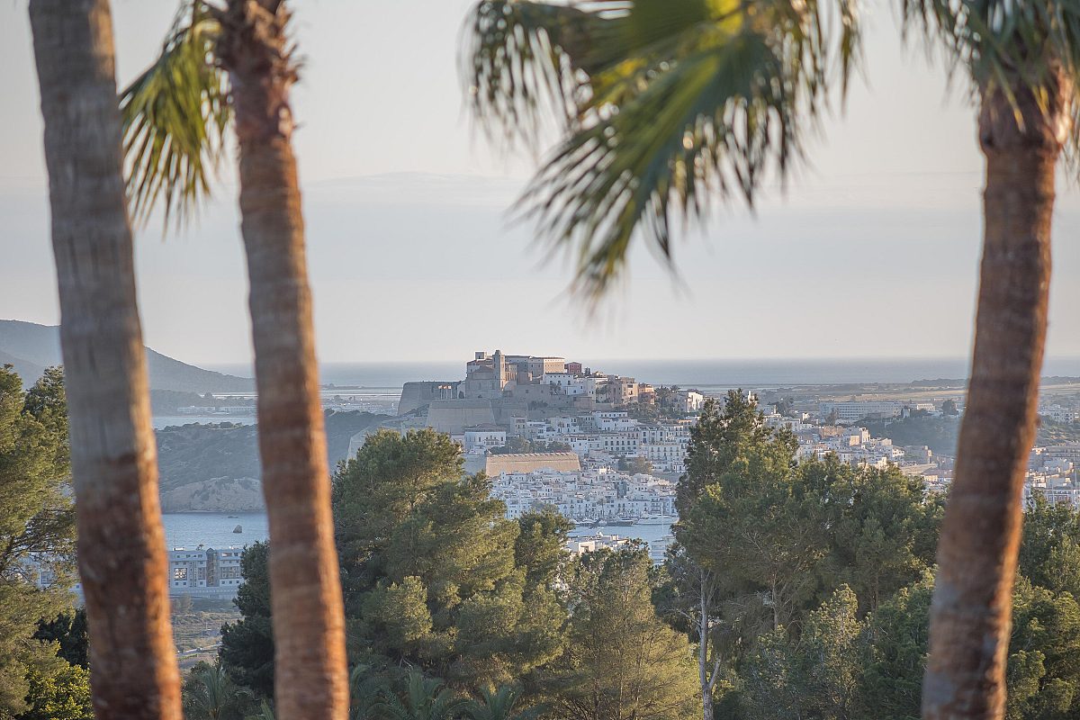 Una hermosa mansión en una zona muy deseable, con vistas al mar y al casco antiguo de Ibiza. - 23