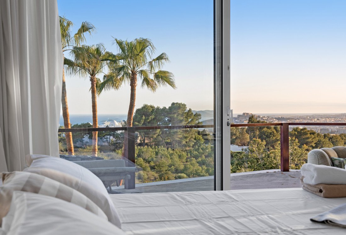 A beautiful mansion in a very desirable area, with a view of the sea and the old town of Ibiza - 16